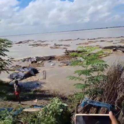 भागलपुर के नवगछिया में टूटा बांध, गंगा में तैरने लगा गांव, देखिए तबाही का नजारा #biharflood