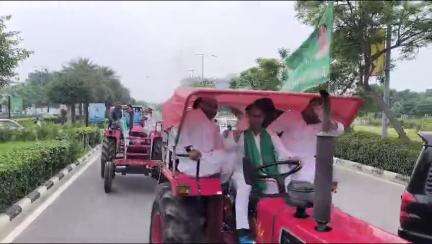 The police stopped the farmers travelling on tractors by Ghaziabad Authority under the leadership of #Bharatiya #Kisan#Sangathan and held them at the gate of Wave City with the Authority Secretary, Chief Engineer, Sub-District Officer Sadar