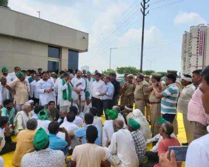 The police stopped the farmers travelling on tractors by Ghaziabad Authority under the leadership of #Bharatiya #Kisan#Sangathan and held them at the gate of Wave City with the Authority Secretary, Chief Engineer, Sub-District Officer Sadar