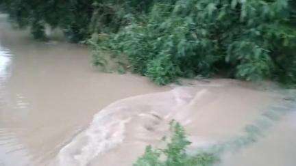 baarish hone ke karan road par se pani ja raha hai lohara me