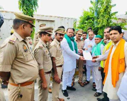 Ghaziabad: Memorandum given regarding local problems.
गाजियाबाद : स्थानीय समस्याओं को लेकर ज्ञापन दिया।
  #bhartiya #kisan Sangthan 
 #भारतीय #किसान संगठन 
#राष्ट्रीयअध्यक्ष