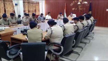 शिवपुरी अति. पुलिस अधीक्षक महोदय द्वारा पुलिस कन्ट्रोल रूम में ली गई क्राईम मीटिंग, दिये आवश्यक निर्देश!
#शिवपुरी #नरवर