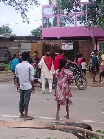 taranagar panchayet ke paharpur mein pani ke liye roadjam