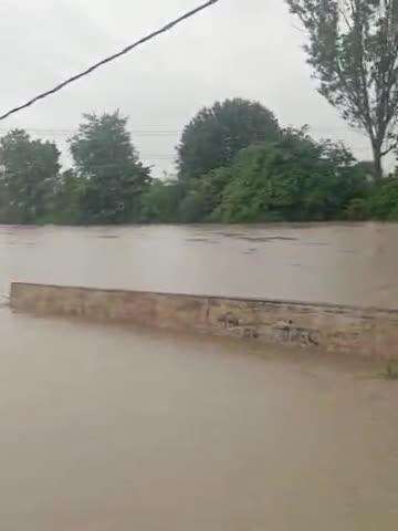 Puliya Ke Upar Se chalta hua Pani
Badwar  station road