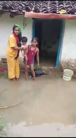 padwar me kamlesh kori ke ghar me Pani bhar gaya h lekin abhi tak koi bhi dekhne thak nhi aya h