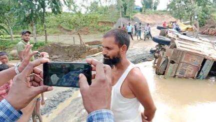 Jharna para baikunthpur jila koriya
pratipara hote hue kurali jaane wale rasta ke bich mein yah hadsa hua