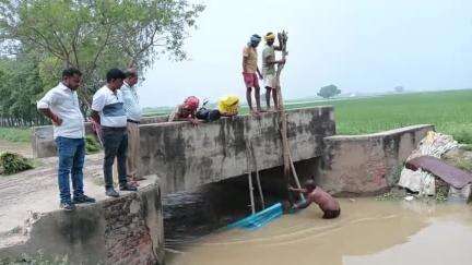 सिंचाई विभाग के अधिकारियों के साथ नहर का पानी अपने क्षेत्र में पहुंचाते हुए लवकुश सिंह आलाडाही हसनपुरा तुलसीपुर सियापोख