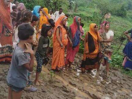 ग्राम पंचायत रतिकरार खुर्द मैं रोड ना होने  परिजनों हो रही है दिक्कत   लोग गिर रहे