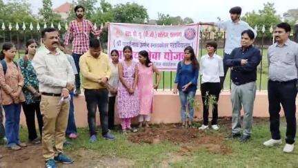 एसपीयू कॉलेज फालना में मुख्यमंत्री  वृक्षारोपण महा अभियान के तहत एनएसएस के तत्वाधान में पौधा रोपण किया