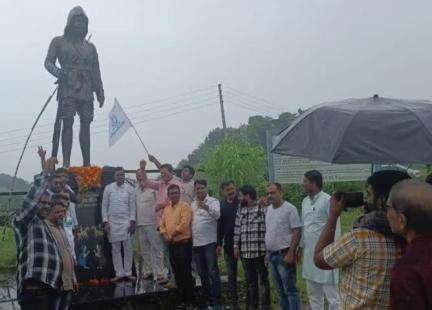 आज विश्व आदिवासी दिवस के अवसर पर पातालपानी महु  स्थित जननायक टंट्या मामा की प्रतिमा पर कांग्रेस ने माल्यार्पण किया l #adiwasi_diwas #विश्व_आदिवासी_दिवस  #जोहार🏹 
#tantiyamama #टंट्या मामा #indore #dhar #ADVPuneetSharma209