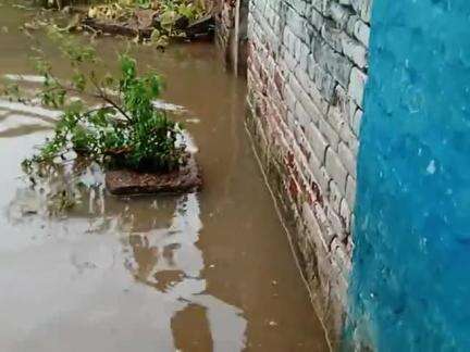 gram khajuri post jujharpur  khajuri datiya madhya pradesh   karan jatav ka makan pura dub gya pani se  koi kar bai nhi