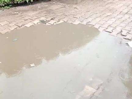 husainganj mein men road per jal bharav koi nikaasi nahin hai Pani ki