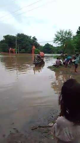 ग्राम खमरगौर बगीचा धाम हनुमानजी मंदिर में पानी भर गया है बाढ़ से हालत ख़राब है आने जाने का रास्ता हुआ बंद जयश्री राम