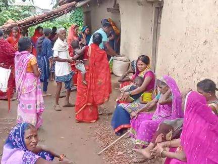 भूपेन्द्र सुपर मार्केट के तरफ से डीलर चावल वितरण हूवा रबदा ग्राम नेनुआ में परखंड चैनपुर