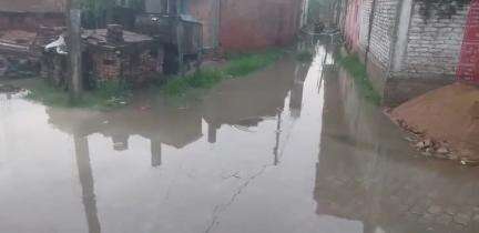 Janpad Kanpur Dehat ki Raniya town area se aapko Khabar dikha Rahe hai Jahan per Galiyon Mein Bhara Pani Sarkar Ke