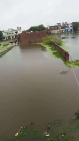 malikhanpur road adarshnagar Shikohabad


 uttar pradesh tej barish ki bajah se 
pani gharu me bhar gaya h aamadmi