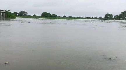 gram Banda para mein Bhari barish ke chalte hue road per Pani a Gaya Makan doob chuke hain