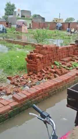 Aligarh jile ki baruli Gan me bhari baris ka karn makano Me bhra pani