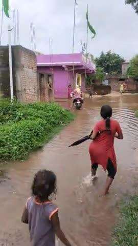 Gangomarni Madhupur Thodi si baris ke chalte road nadi ban jati hai