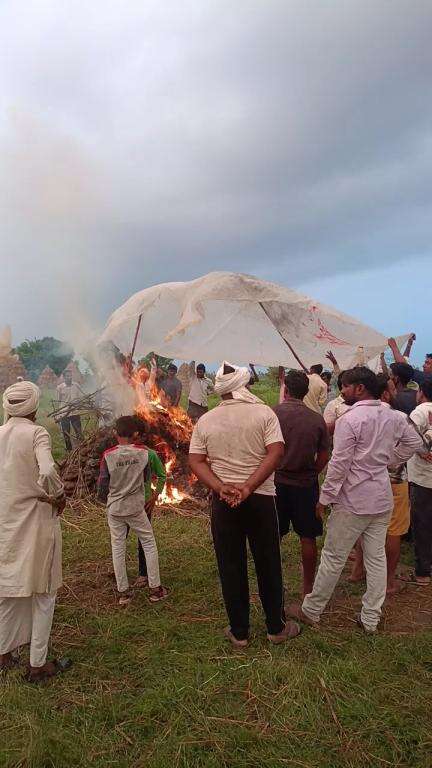 gram mansoora mein antim sanskar karte gramin barsat mein polythene dalkar