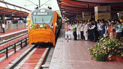 The Gaya-Howrah #VandeBharatExpress, adorned with flowers, sails in style as it departs from Gaya, Bihar.

#RailInfra4Jharkhand