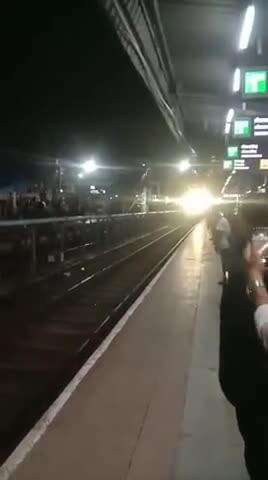 Nagpur-Secunderabad #VandeBharatExpress rolling into Balharshah station 

Crowd awaits eagerly to welcome the train