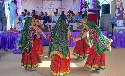 Celebrations light up the Anjar Railway station as people eagerly await the arrival of the newly flagged off #NamoBharatRapidRail .

#RapidRail
#VandeBharatExpress