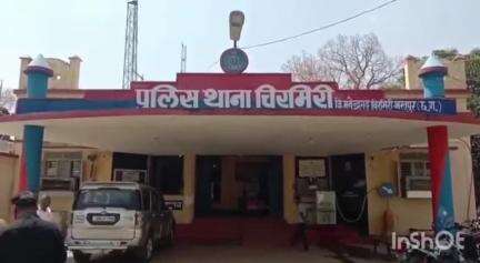 चिरमिरी पुलिस ने जंगल से अवैध महुआ शराब के साथ एक युवक को किया गिरफ्तार