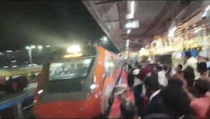 #VandeBharatExpress from Nagpur to Secunderabad received with fanfare by the huge gathering