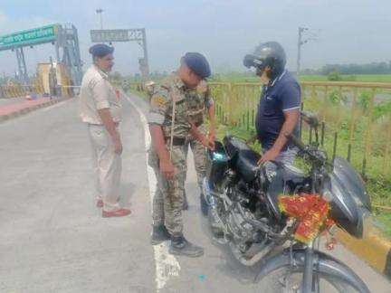 सजग, सतर्क और तत्पर  चप्पे-चप्पे पर नज़र !
.
अपराध एवं अपराधियों पर अंकुश लगाए रखने हेतु #कटिहार_पुलिस द्वारा निरंतर सघन वाहन जांच की जा रही है...