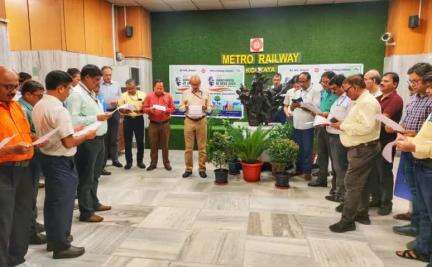 Shri P Uday Kumar Reddy, GM administering the #SwachhataPledge to #Metro officers and staff at #MetroRailBhavan