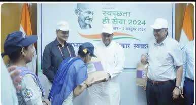 Dr. Sukanta Majumdar inaugurates Safai Mitra Suraksha Shivir by distributing Swachhata Kit

Nearly 100 Kits distributed to Sanitation Workers