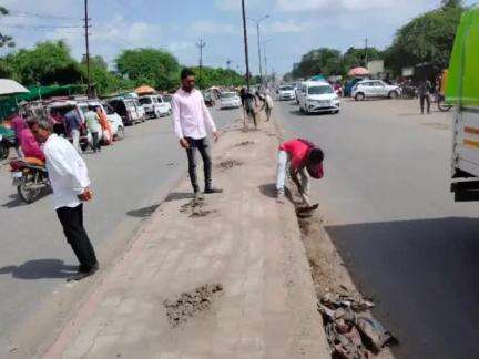 ધંધુકા: ધંધુકા શહેર નગરપાલિકાના ચીફઓફિસર દ્વારા ગંદકી દૂર કરી સાફસફાઈ અભિયાન હાથ ધરાયું.
#dhandhuka #ધંધુકા #dhandhuka #ધંધુકા