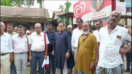 লক্ষীপুৰ: বান্দৰমাথা এলেকাত বন বিভাগ আৰু ৰাজহ বিভাগে চলোৱা উচ্ছেদৰ বিৰুদ্ধে প্ৰতিবাদ, প্ৰাক্তন বিধায়ক চাহাবুদ্দিন আহমেদৰ অংশগ্ৰহণ