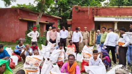 नानपारा: नानपारा तहसील परिसर में बाढ़ राहत सामग्री वितरण कार्यक्रम हुआ आयोजित,50 लोगो को वितरण किया कीट