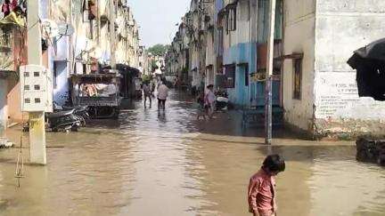 हमीरपुर: जनपद में झमाझम बारिश के बाद दर्जनों मकान गिरे और जगह-जगह जल भराव की स्थिति