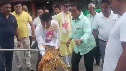 উত্তৰ লক্ষীমপুৰ: নগৰত জিলা কংগ্ৰেছৰ প্ৰতিবাদ, ৰাহুল গান্ধীক মৃত্যুৰ ভাবুকি দিয়াৰ অভিযোগত বিজেপি নেতা তৰবিন্দৰ সিং মাৰৱাৰ প্ৰতিকৃতি দাহ