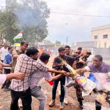 बालोद: कांग्रेस नेता राहुल गांधी के खिलाफ टिप्पणी करने वाले केंद्रीय मंत्री एवं शिवसेना के विधायक का बालोद में फूंका गया पुतला