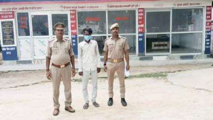 पयागपुर: बबया पुल के पास पुलिस ने दहेज हत्या के आरोपी को किया गिरफ्तार