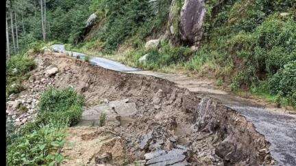 पाटी: पाटी ब्लॉक में बुधवार को भी एक दर्जन से अधिक ग्रामीण मोटर मार्ग यातायत के लिए बंद