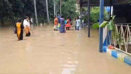 উদয়নারায়ণপুর: dvc থেকে অতিরিক্ত জল ছাড়ার ফলে জলমগ্ন হাওড়ার উদয়নারায়নপুর রাজ্য সাধারণ হাসপাতাল