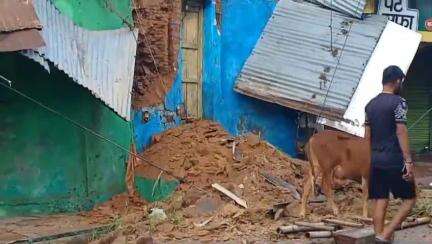 दतिया नगर: बारिश से नजियाई बाजार बड़े पोस्ट ऑफिस के पास प्राचीन मंदिर में संचालित दुकान की दीवार ढही, रोड पर फैला मलबा