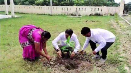 भदोही: डीएम विशाल सिंह ने बीरमपुर में आवासीय विद्यालय का औचक निरीक्षण किया, लगाया पौधा और छात्रों से की वार्ता