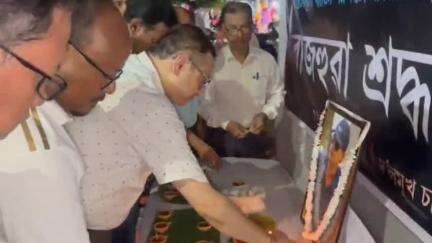 শিৱসাগৰ: শিৱসাগৰ প্ৰেছক্লাৱ আৰু ফটোগ্ৰাফী ছ'চাইটিৰ উদ্যোগত শিৱসাগৰ নগৰত প্ৰয়াত লুইত চলিহা লৈ ৰাজহুৱা শ্ৰদ্ধাঞ্জলি।