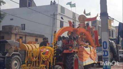 जावरा: ढोढर नगर में डीजे के संग ढोलकी थाप आदिवासी वाद्य यंत्र के साथ आदिवासी युगल नृत्य करते चले,बप्पा का चलसमारोह निकला