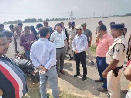 गंगा एवं उसकी सहायक नदियों के जल-स्तर में वृद्धि हेतु जिलाधिकारी, पटना के निदेश पर अनुमंडल पदाधिकारियों एवं अन्य अधिकारियों द्वारा आज प्रभावित क्षेत्रों का भ्रमण कर लोगों से बात की गई। प्रशासन द्वारा एसओपी के अनुसार सभी प्रबंध किया गया है।