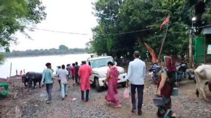 देवरी: रायसेन जिले के देवरी में नर्मदा तट पर शोकलपुर घाट पर पितृ का तर्पण करने पहुंचे लोग 2 अक्तूबर तक करेंगे पूर्वजों को याद