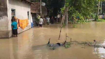 উদয়নারায়ণপুর: উদয়নারায়ণপুরের বন্যা পরিস্থিতির অবনতি; প্লাবিত ১০টি গ্রাম পঞ্চায়েতের ১১২টি গ্রাম, প্রায় ৪০ হাজার মানুষ গৃহহীন