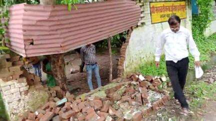 कचोरा रोड पर मां सरस्वती कन्या जूनियर हाई स्कूल नगला बाबा इटावा की बाउंड्री पलटी