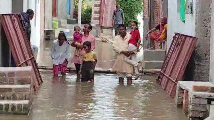 कौंच: मोहल्ला गांधी नगर भारी जलभराव होने से मोहल्लेवासी परेशान, प्रशासन ने लगाई मदद की गुहार